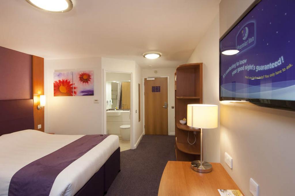 Premier Inn Hatfield Екстериор снимка